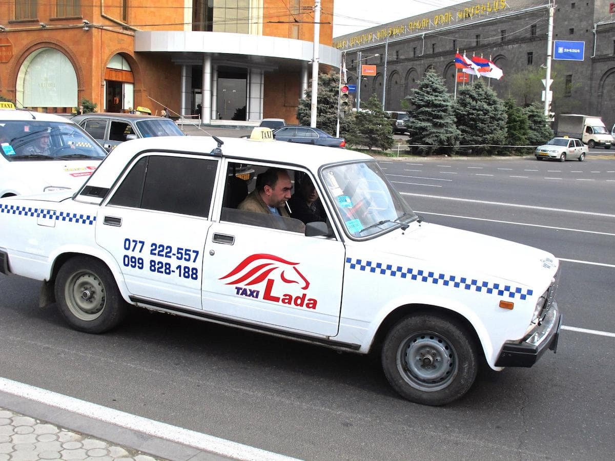 Такси в армении. Армянское такси. Армянский такси Yerevan. Такси сервис Ереване.