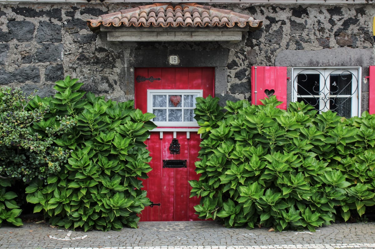 casa con porta rossa nelle Azzorre