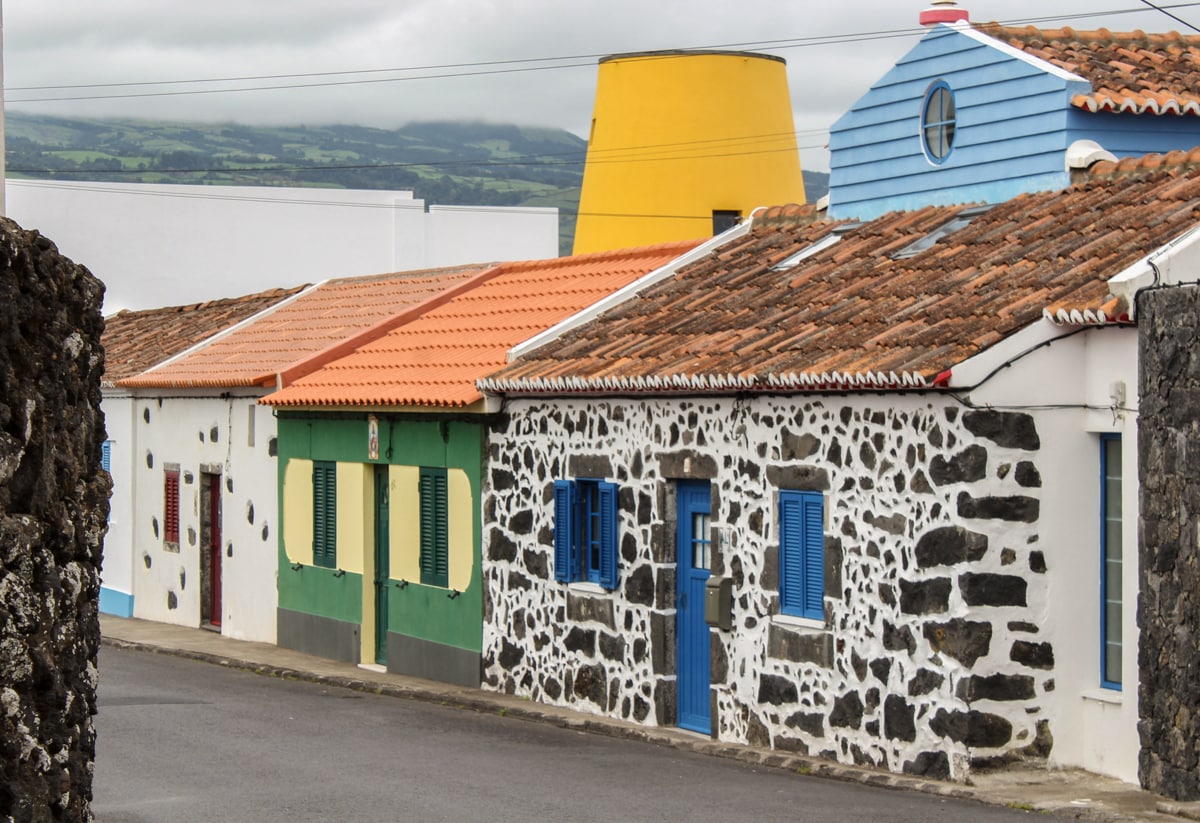 old whalingstation in capelas op de Azoren