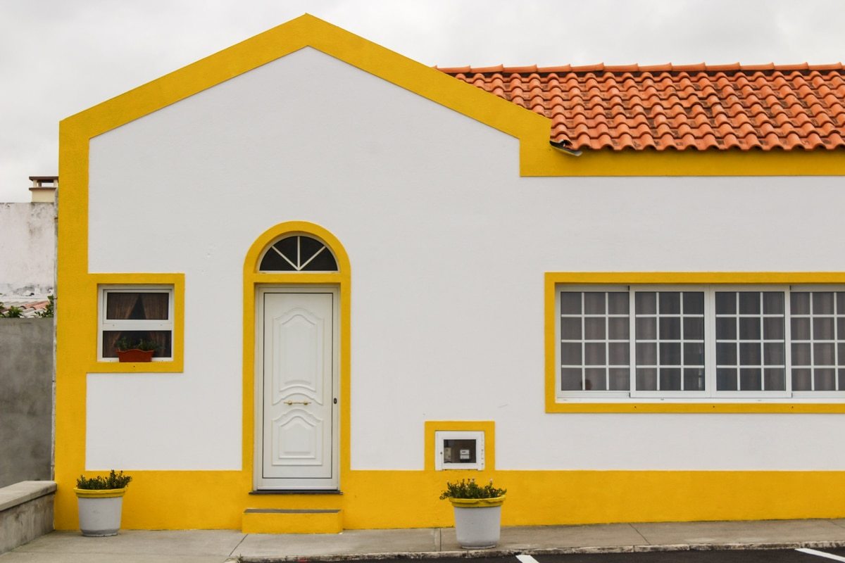 wit en geel huis in capelas op sao miguel op de Azoren