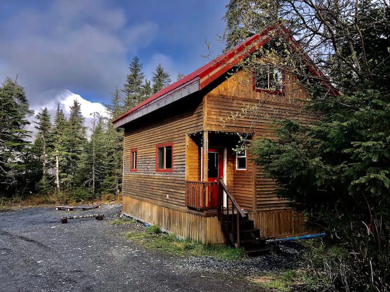 12 Best Airbnbs in Seward, Alaska (+ Oceanview Cabins)