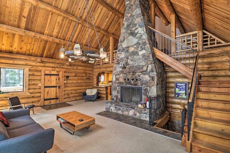 10 Dreamy Airbnbs in Whitefish MT (+ Best Cabin Rentals)