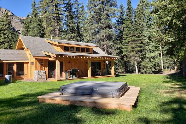 13 Best Airbnbs Near Yellowstone National Park (All Budgets)