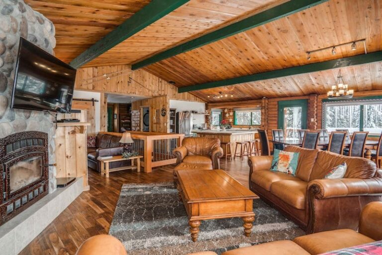 13 Best Airbnbs in Leavenworth, WA (Cabins, Hot Tubs, & More)