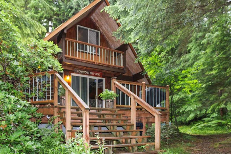 12 Cozy Cabins near Mt. Rainier (+ Airbnbs with Hot Tubs!)