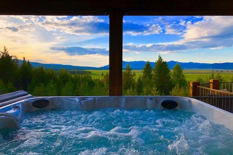 13 Best Airbnbs Near Yellowstone National Park (All Budgets)