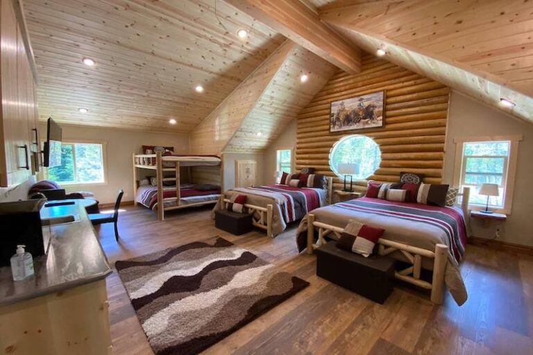 13 Best Airbnbs Near Yellowstone National Park (All Budgets)