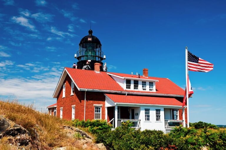 10 Iconic (and Beautiful!) Lighthouses in Maine