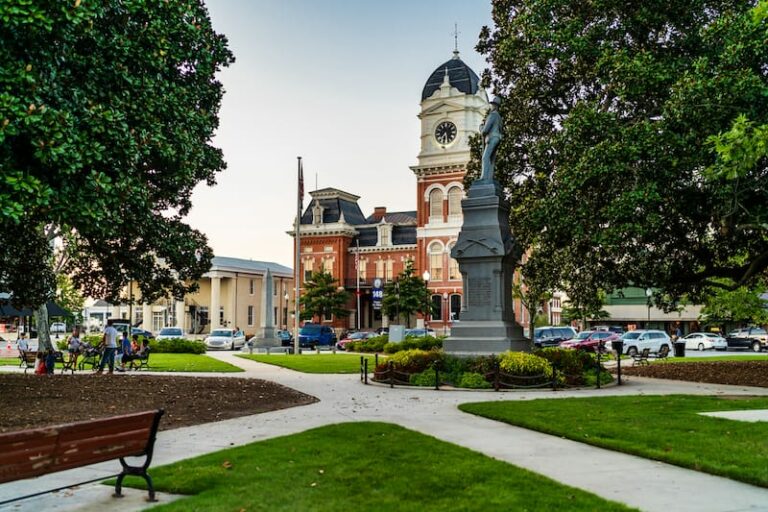 21 Best Small Towns In Georgia (for A Weekend Getaway!)