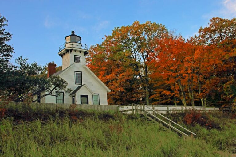 15 Beautiful Michigan Lighthouses (for Your Bucket List!)