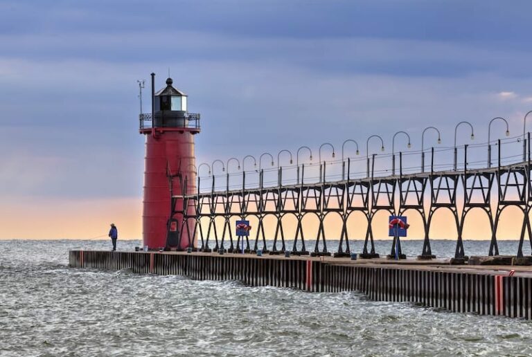 15 Beautiful Michigan Lighthouses (for Your Bucket List!)